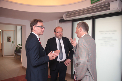 Reżyser spektaklu Tomasz A. Żak w rozmowie z prezesem IPN Jarosławem Szarkiem i dyrektorem Biura Upamiętniania Walk i Męczeństwa Adamem Siwkiem