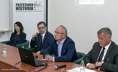 Konferencja prasowa podsumowująca ostatni etap poszukiwań ofiar komunizmu na „Łączce”. Od lewej: mec. Anna Szeląg, dr Jarosław Szarek, dr hab. Krzysztof Szwagrzyk, prok. Andrzej Pozorski. Fot. Marcin Jurkiewicz (IPN)