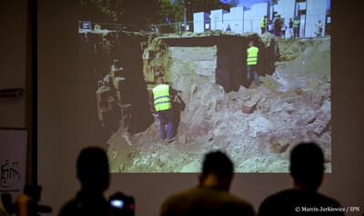 Konferencja prasowa podsumowująca ostatni etap poszukiwań ofiar komunizmu na „Łączce”. Fot. Marcin Jurkiewicz (IPN)