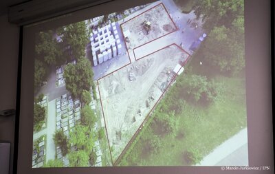 Konferencja prasowa podsumowująca ostatni etap poszukiwań ofiar komunizmu na „Łączce”. Zdjęcie „Łaczki” z lotu ptaka. Fot. Marcin Jurkiewicz (IPN)