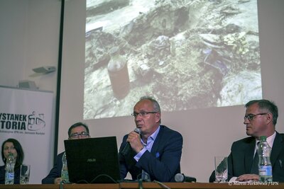Konferencja prasowa podsumowująca ostatni etap poszukiwań ofiar komunizmu na „Łączce”. Fot. Marcin Jurkiewicz (IPN)