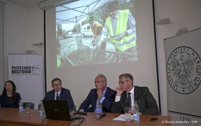 Konferencja prasowa podsumowująca ostatni etap poszukiwań ofiar komunizmu na „Łączce”. Fot. Marcin Jurkiewicz (IPN)