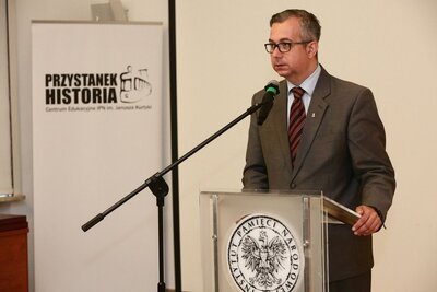 Wręczenie nagród za Najlepszy Debiut Historyczny Roku – Warszawa, 19 lipca 2017. Jarosław Tęsiorowski z Biura Prezesa IPN – prowadzący uroczystość. Fot. Sławomir Kasper (IPN)