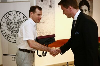 Wręczenie nagród za Najlepszy Debiut Historyczny Roku – Warszawa, 19 lipca 2017. Michał Ceglarek otrzymuje nagrodę z rąk dr. hab. Krzysztofa Kosińskiego. Fot. Sławomir Kasper (IPN).