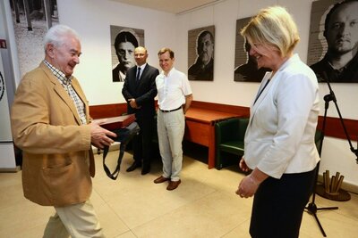 Prof. Tomasz Szarota wręcza nagrodę Halinie Bogusz. Fot. Sławomir Kasper (IPN)