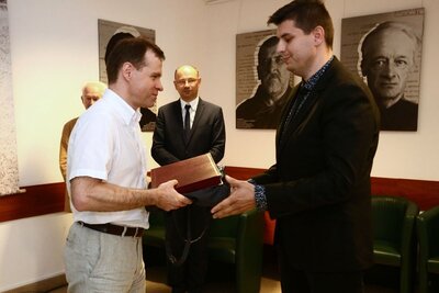 Dr hab. Krzysztof Kosiński wręcza nagrodę Radosławowi Gilowi. Fot. Sławomir Kasper (IPN)