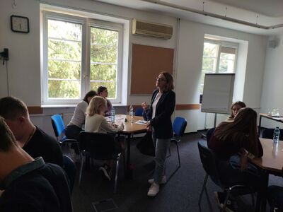 Warsztaty tematyczne prowadzone przez Edytę Gulę, pełniącą obowiązki naczelnika Oddziałowego Biura Edukacji Narodowej IPN w Warszawie. Fot. Maryla Czupryńska-Szczupak