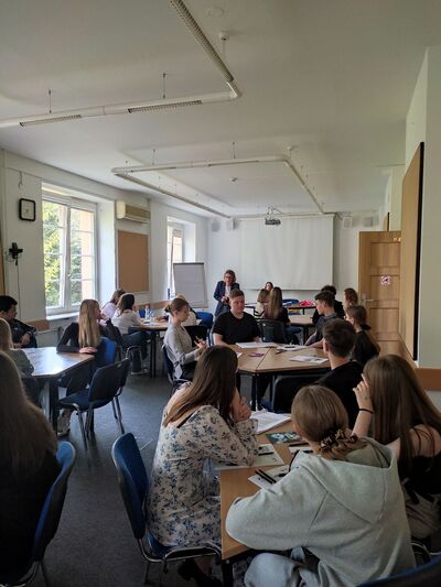 Warsztaty tematyczne prowadzone przez Edytę Gulę, pełniącą obowiązki naczelnika Oddziałowego Biura Edukacji Narodowej IPN w Warszawie. Fot. Maryla Czupryńska-Szczupak