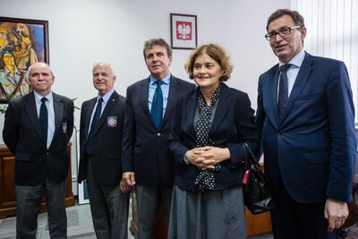 Wizyta Ambasador Polski na Litwie w IPN. Od lewej: trzej przedstawiciele Stowarzyszenia Weteranów Armii Polskiej w Ameryce: Teofil Lachowicz, Zygmunt Bielski, Anthony Domino, ambasador Urszula Doroszewska, prezes IPN Jarosław Szarek. Fot. Sławomir Kasper (IPN)