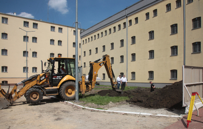 Rozpoczęcie prac poszukiwawczych na terenie więzienia przy ul. Rakowieckiej w Warszawie. Fot. Piotr Życieński (IPN)