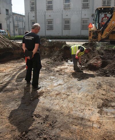 Rozpoczęcie prac poszukiwawczych na terenie więzienia przy ul. Rakowieckiej w Warszawie. Fot. Piotr Życieński (IPN)