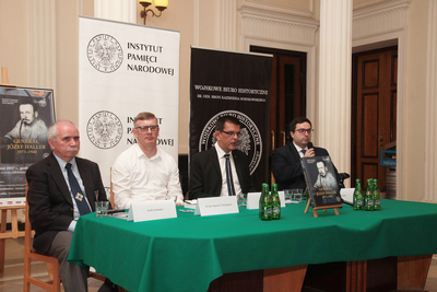 Promocja albumu „Generał Józef Haller 1873–1960”. Od lewej: dr Teofil Lachowicz, dr hab. Sławomir Cenckiewicz, dr Rafał Sierchuła, dr Rafał Łatka. Fot. Piotr Życieński (IPN)