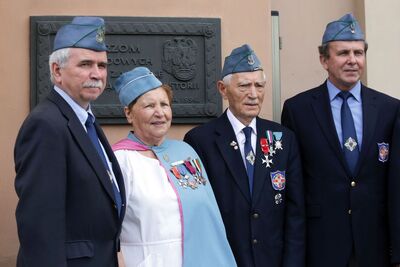Od lewej: Teofil Lachowicz, Helena Knapczyk (Korpus Pomocniczy Pań przy SWAP w Ameryce i Kanadzie), naczelny komendant SWAP Wincenty Knapczyk, wicekomendant SWAP Antoni Domino przed mszą świętą w Katedrze Polowej Wojska Polskiego w Warszawie Fot. PAP/Tomasz Gzell