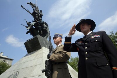 Uroczysty apel przy Pomniku Czynu Zbrojnego Polonii Amerykańskiej w Warszawie. Fot. PAP/Tomasz Gzell