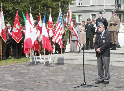 Uroczystość przy Pomniku Czynu Zbrojnego Polonii Amerykańskiej w Warszawie. Fot. Piotr Życieński (IPN)