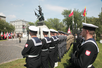 Uroczystość przy Pomniku Czynu Zbrojnego Polonii Amerykańskiej w Warszawie. Fot. Piotr Życieński (IPN)