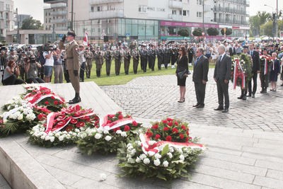 Uroczystość przy Pomniku Czynu Zbrojnego Polonii Amerykańskiej w Warszawie. Wieniec składa delegacja IPN – wiceprezes IPN Jan Baster, dyrektor Biura Edukacji Narodowej Justyna Skowronek i zastępca dyrektora Archiwum IPN Mariusz Kwaśniak. Fot. Piotr Życieński (IPN)