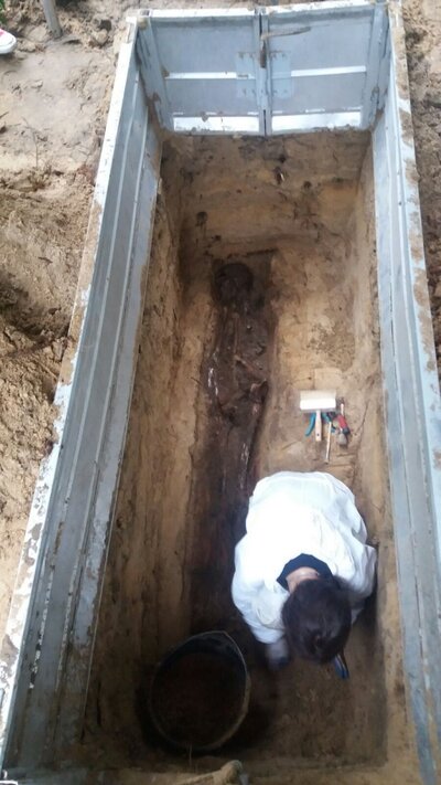 Poszukiwania szczątków Zygmunta Góralskiego na Cmentarzu Miłostowo w Poznaniu. Fot. Krzysztof Szwagrzyk (IPN)