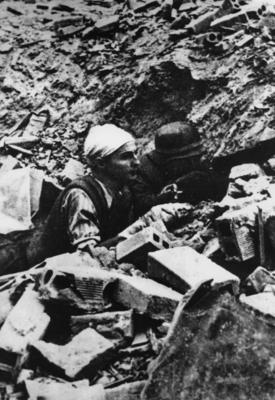 Powstańcy na stanowisku ogniowym (fot. AIPN)