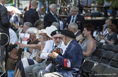 Uroczystości przy pomniku Polskiego Państwa Podziemnego i Armii Krajowej. Fot. Marcin Jurkiewicz / IPN