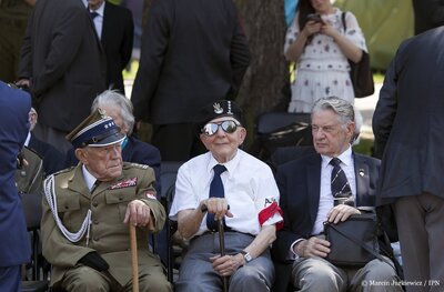 Uroczystości przy pomniku Polskiego Państwa Podziemnego i Armii Krajowej. Fot. Marcin Jurkiewicz / IPN