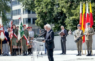 Uroczystości przy pomniku Polskiego Państwa Podziemnego i Armii Krajowej. Fot. Marcin Jurkiewicz / IPN