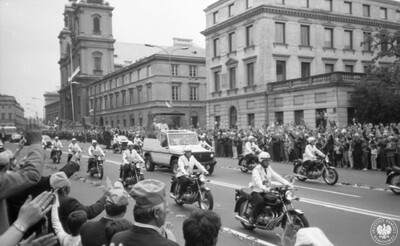 Trzecia pielgrzymka Jana Pawła II do Polski w 1987 r. Przejazd ulicą Krakowskie Przedmieście w Warszawie, zdjęcie z zasobu IPN