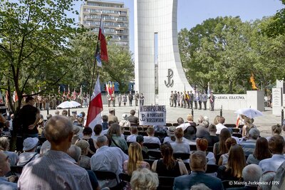 Uroczystości przy pomniku Polskiego Państwa Podziemnego i Armii Krajowej. Fot. Marcin Jurkiewicz / IPN