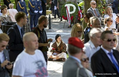 Uroczystości przy pomniku Polskiego Państwa Podziemnego i Armii Krajowej. Fot. Marcin Jurkiewicz / IPN