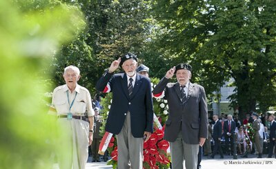 Uroczystości przy pomniku Polskiego Państwa Podziemnego i Armii Krajowej. Fot. Marcin Jurkiewicz / IPN