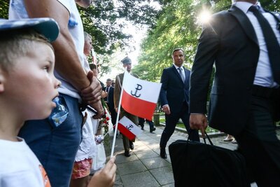 Przy grobie gen. Antoniego Chruściela „Montera” na Cmentarzu Wojskowym na Powązkach. Fot. Sławomir Kasper (IPN)