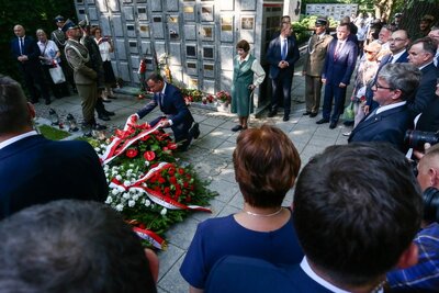 Przy grobie gen. Antoniego Chruściela „Montera” na Cmentarzu Wojskowym na Powązkach. Obok prezydenta Andrzeja Dudy córka gen. Chruściela, Jadwiga Chruściel. Fot. Sławomir Kasper (IPN)