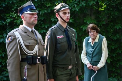 Przy grobie gen. Antoniego Chruściela „Montera” na Cmentarzu Wojskowym na Powązkach. Fot. Sławomir Kasper (IPN)