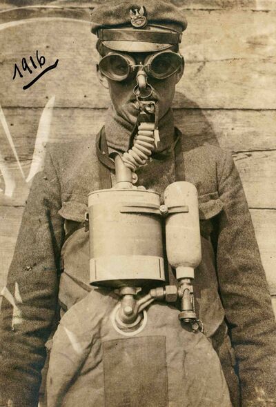 Żołnierz I Brygady Legionów w masce przeciwgazowej (zbiory Instytutu Józefa Piłsudskiego w Londynie)