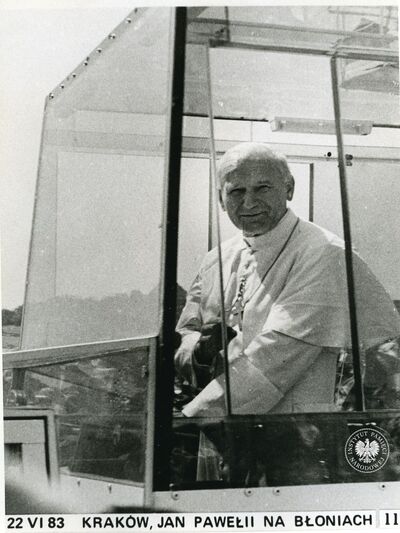 Jan Paweł II podczas pielgrzymki (foto z zasobu AIPN)