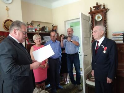 Józef Mazurek odbiera Krzyż Wolności i Solidarności z rąk wiceprezesa IPN Jana Bastera