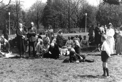 Pielgrzymi na ulicach Częstochowy w 1966 r. zdjęcie operacyjne SB