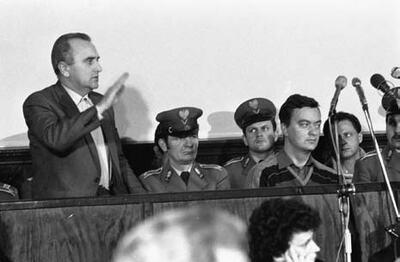 Oficerowie grupy „D” na ławie oskarżonych. U góry płk. Adam Pietruszka (stoi)
oraz kpt. Grzegorz Piotrowski w czasie procesu toruńskiego w 1985 r.