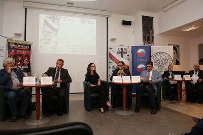 Konferencja prasowa w 80. rocznicę rozpoczęcia „operacji polskiej” NKWD. Od lewej: Jan Ruman, Andrzej Pozorski, Justyna Skowronek, Jarosław Szarek, Łukasz Adamski, Sergiusz Kazimierczuk, Maciej Wyrwa. Fot. Inga Budweil (IPN)