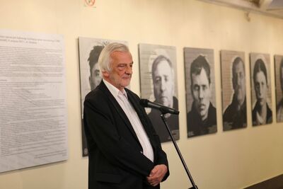 Otwarcie wystawy IPN „Ofiary zbrodni...” w Głównym Urzędzie Poczty Polskiej w Warszawie. Wystąpienie wicemarszałka Sejmu Ryszarda Terleckiego. Fot. Inga Budweil (IPN)