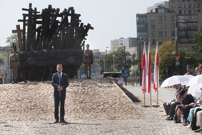 Uroczystość pod pomnikiem Poległym i Pomordowanym na Wschodzie – 11 sierpnia 2017. Wystąpienie prezesa IPN Jarosława Szarka. Fot. Piotr Życieński (IPN)