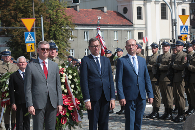 Uroczystość pod pomnikiem Poległym i Pomordowanym na Wschodzie – 11 sierpnia 2017. Wieniec składają Sławomir Cenckiewicz – wiceprzewodniczący Kolegium IPN, Jarosław Szarek – prezes IPN i Mateusz Szpytma – wiceprezes IPN. Fot. Piotr Życieński (IPN)