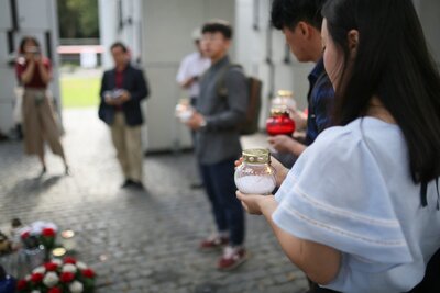 Delegacja koreańska odwiedziła „Łączkę” na Powązkach Wojskowych. Fot. PAP/Leszek Szymański
