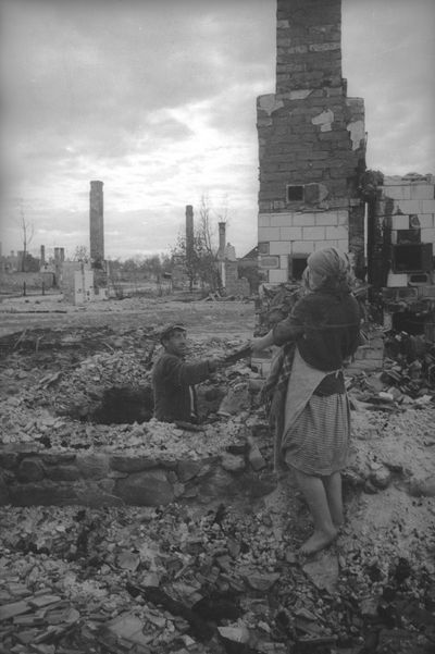 Miejscowość na Warmii lub Mazurach po przejściu armii sowieckiej. Fotografia ze zbiorów Muzeum II Wojny Światowej w Gdańsku
