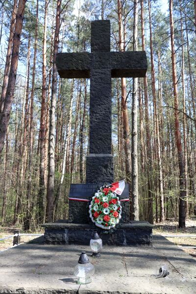 Pomnik w miejscowości Bazaltowe (na miejscu przedwojennej Janowej Doliny), postawiony w 1998 r. Fot. IPN