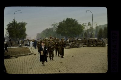 Budowa umocnień i ruch uliczny na Pradze w rejonie ulicy Zygmuntowskiej  (dziś fragment alei Solidarności) i placu Weteranów 1863. (AIPN/Kolekcja Juliena Bryana w Warszawie. AIPN/Julien Bryan Collection in Warsaw)