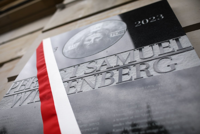 Odsłonięcie tablicy upamiętniającej Pereca i Samuela Willenbergów – Warszawa, 1 sierpnia 2023. Fot. Sławek Kasper (IPN)