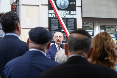 Odsłonięcie tablicy upamiętniającej Pereca i Samuela Willenbergów – Warszawa, 1 sierpnia 2023. Fot. Sławek Kasper (IPN)