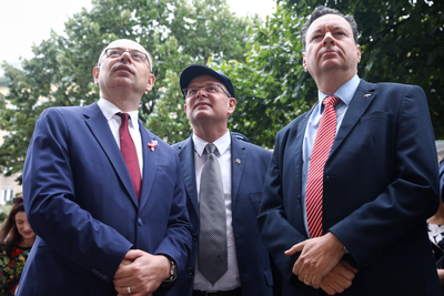 Odsłonięcie tablicy upamiętniającej Pereca i Samuela Willenbergów – Warszawa, 1 sierpnia 2023. Fot. Sławek Kasper (IPN)