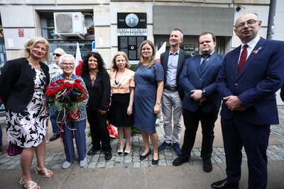 Odsłonięcie tablicy upamiętniającej Pereca i Samuela Willenbergów – Warszawa, 1 sierpnia 2023. Fot. Sławek Kasper (IPN)